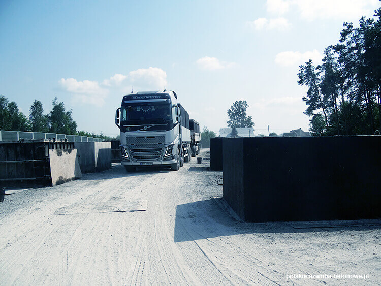 Transport szamb betonowych  w Pruchniku